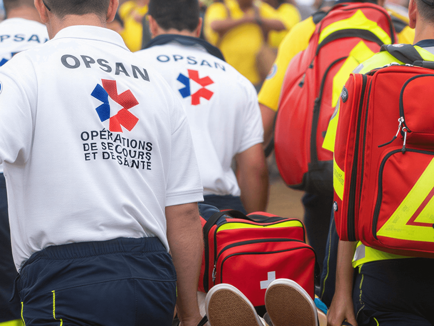Équipe OPSAN de dos avec sacs de secours