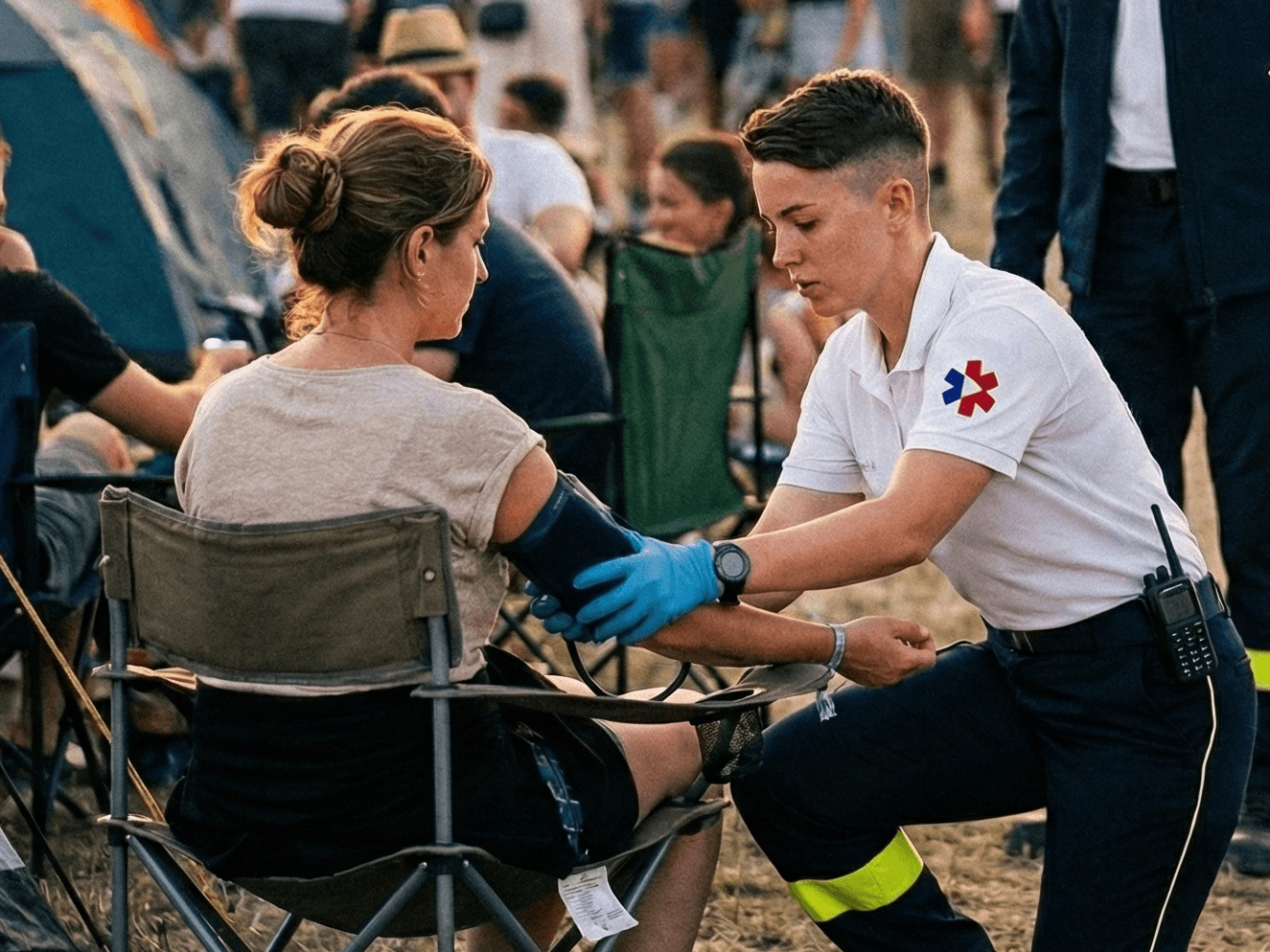 Secouriste OPSAN prenant la tension d'une patiente